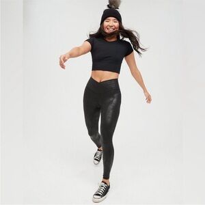 OFFLINE By Aerie The Hugger Crossover‎ High Waisted Crackle Legging Black Medium